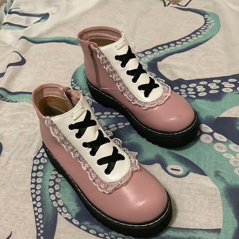 SUPER cute pink boots